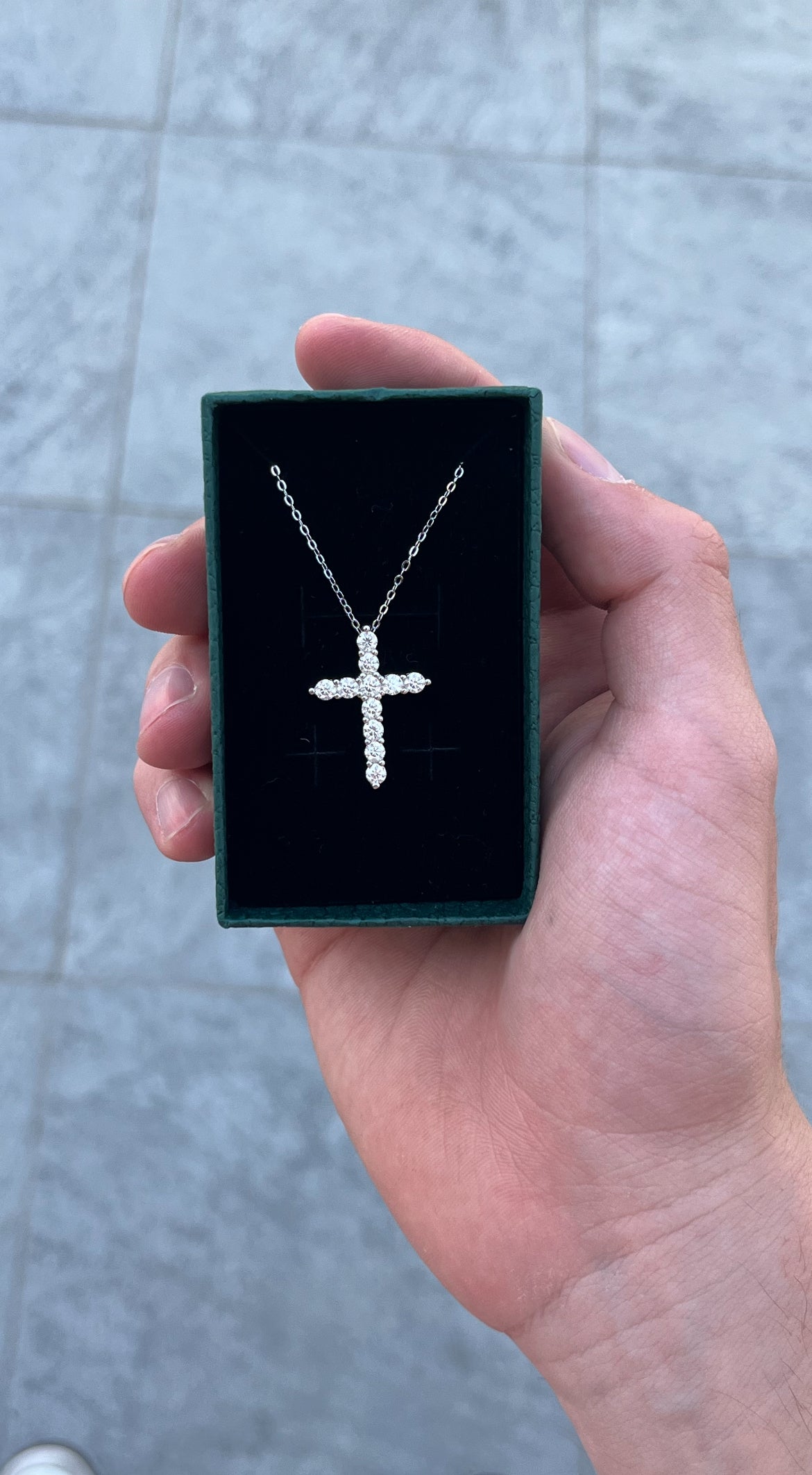 Collar con Cruz Moissanita